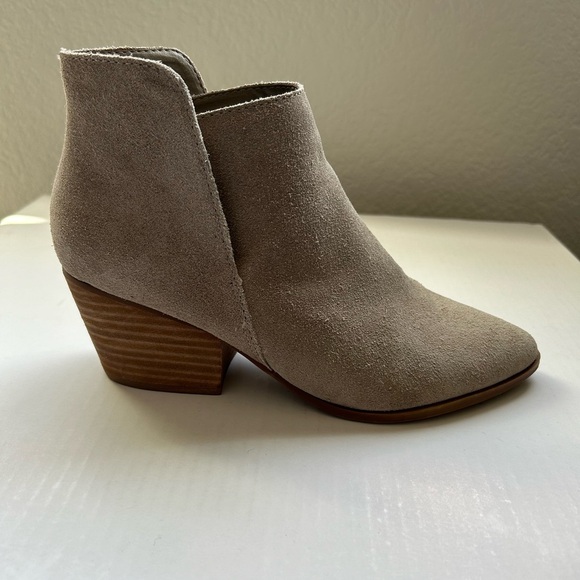 Dolce Vita Shoes - Dolce Vita Daine Bootie in Sage Size 8 Taupe Tan Grey Suede Ankle Boot Classic
